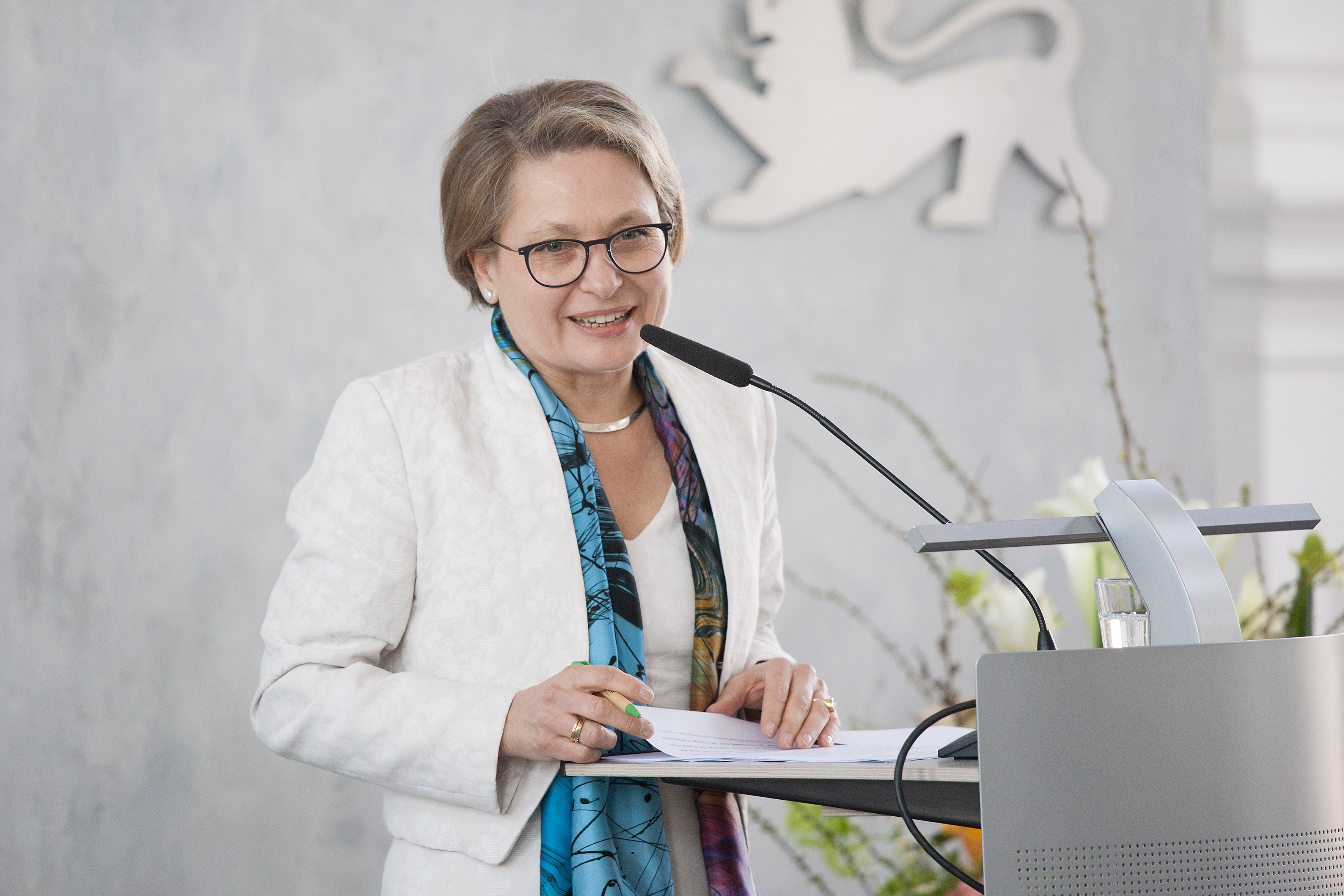Präsidentin des Bundesgerichtshofs Bettina Limperg hält im Schwurgerichtssaal eine Rede